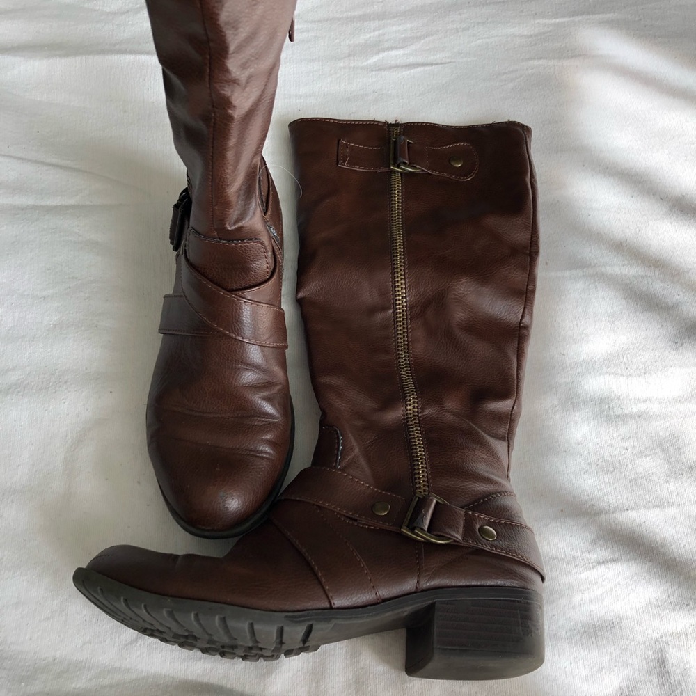 Women’s brown riding boot. Very comfy. Size 7. Worn - good condition.